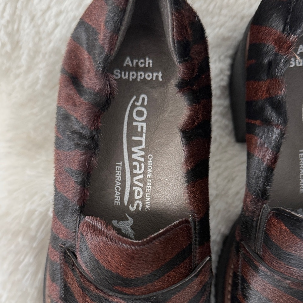 Elegant Women's Brown and Black Loafers - Picture 2 of 7